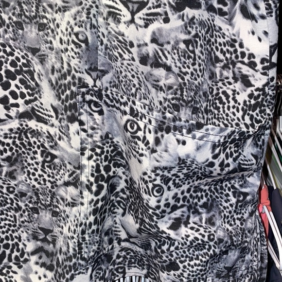 Tiger Print WhiteCross medial scrubs lots of pockets size XXL - Picture 5 of 12
